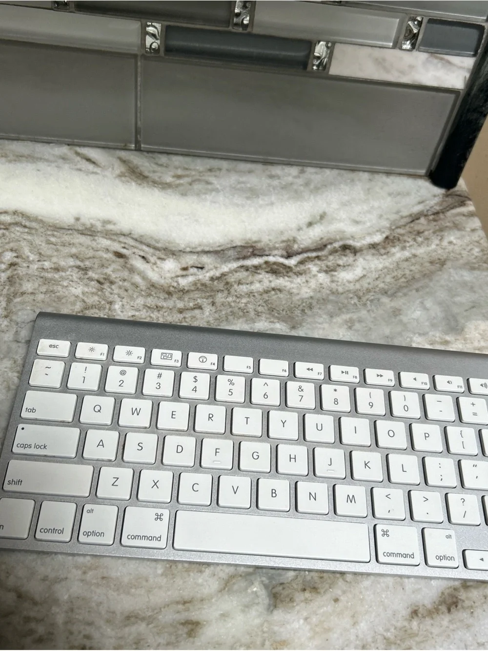 Genuine Apple Wireless Keyboard with Bluetooth A1314 MC184LL/A Silver